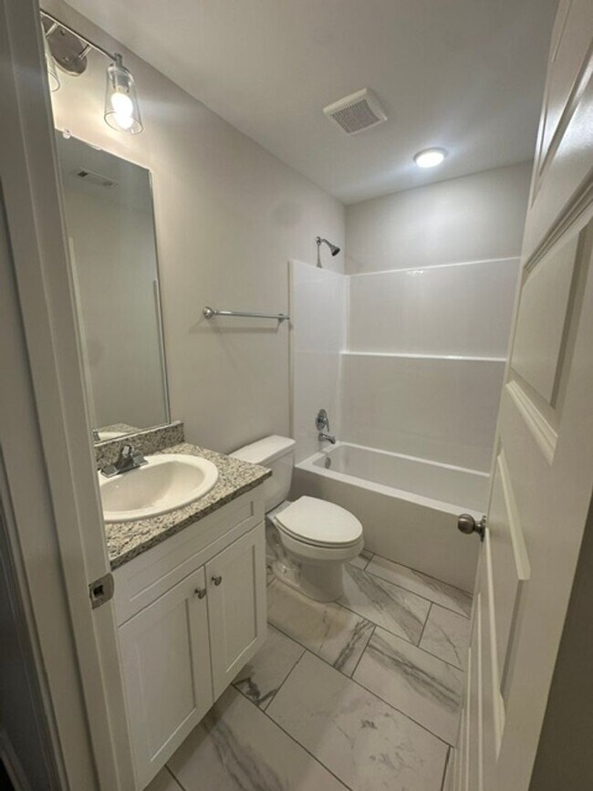 Building Photo - 444 Country Club Dr