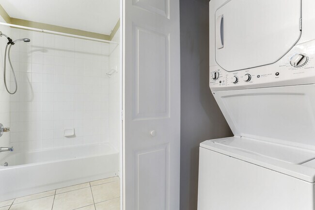 Building Photo - 9165 Celeste Dr