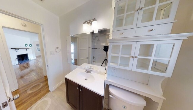 Building Photo - Gated 3-Bed, 3-Bath Gem with Dual Primary ...