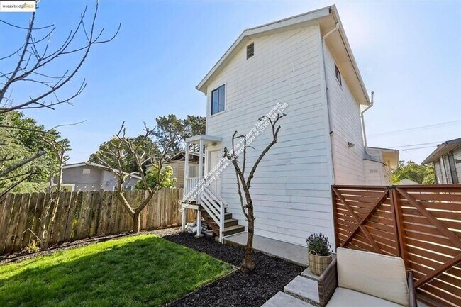 Building Photo - 3360 Arizona St