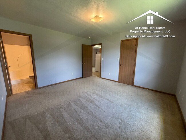 Building Photo - 427–429 Sabre Circle