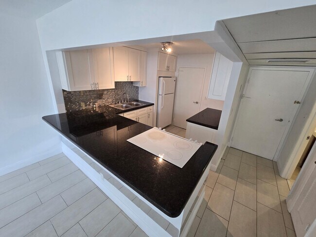 Building Photo - 336 N Birch Rd