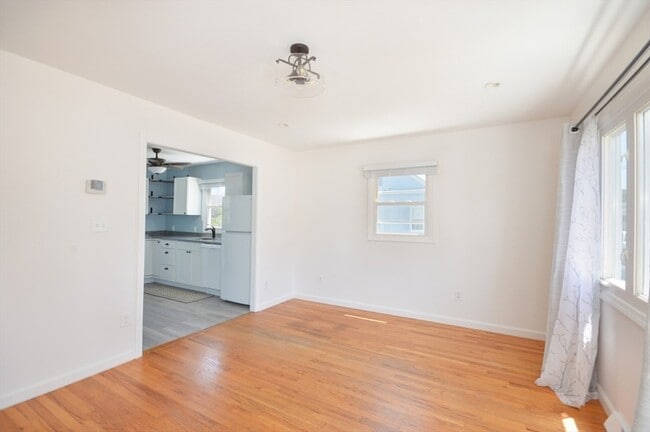 Building Photo - 42 Buttonwood Rd