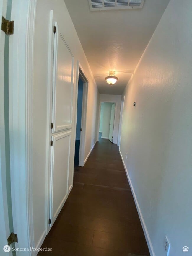 Building Photo - 3bd/2ba Single-Level Home - Close to Downt...