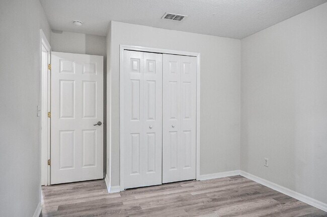 Building Photo - Popular Palm Harbor location