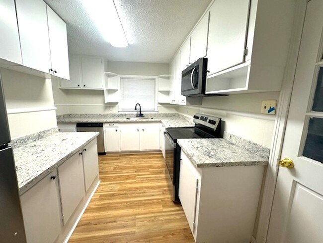 Building Photo - 2 Bedroom available for Rent in Brandon 39...