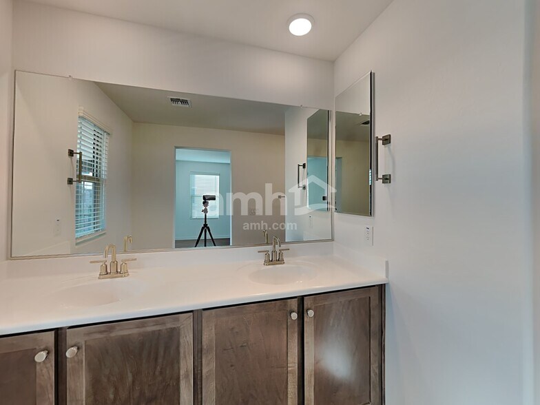 Building Photo - 831 S 150th Dr