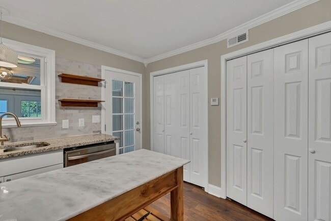 Building Photo - Charlotte Park Charm