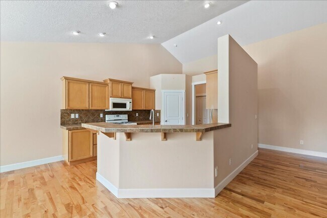 Building Photo - 3 Bedroom 3 Bathroom Home in Desirable Eag...