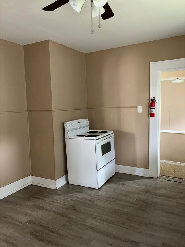 Building Photo - Charming 3-Bedroom Property in Prime Location