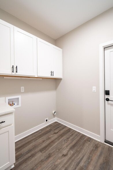 Building Photo - 8452 Oak Shade Cir