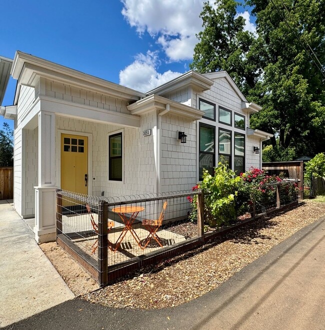 Building Photo - Custom Adorable Cottage Available in Folsom!