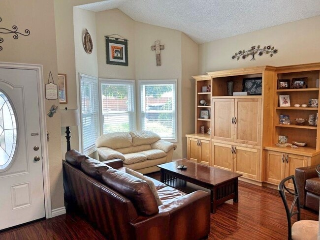 Building Photo - BEAUTIFULLY REMODELED 2 STORY VACAVILLE *S...