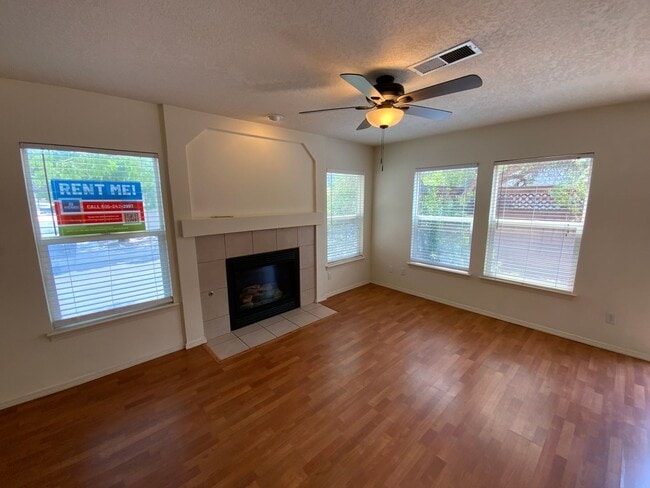 Building Photo - 3 Bedroom Home Available In Gated Communit...