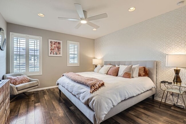 Building Photo - Charming 3 Bedroom