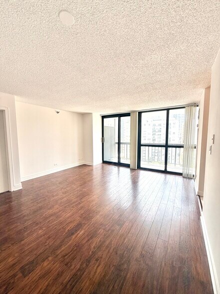 Building Photo - 33 W Delaware Pl