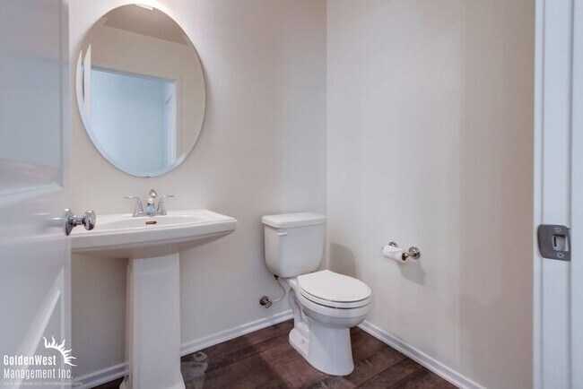 Building Photo - Stylish 3Bdm 3Ba Townhome with Chef’s Kitc...