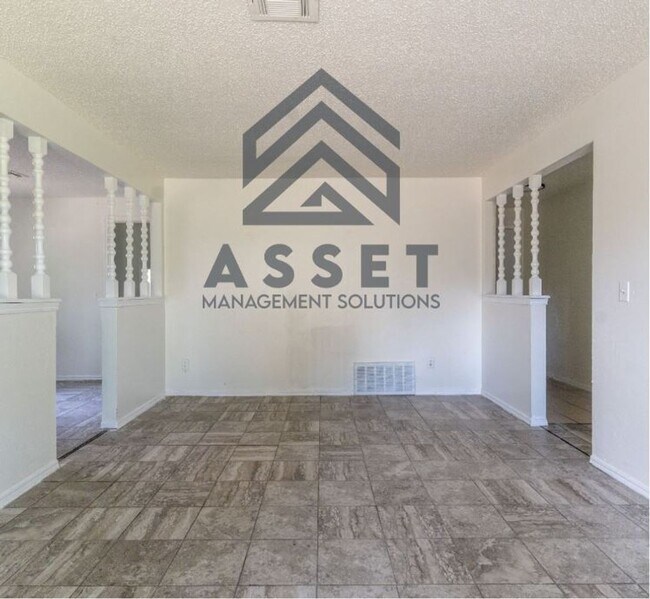 Building Photo - Cute 5 Bedroom House!