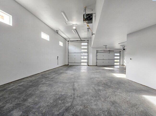 Building Photo - Rambler/Basement with Territorial Views