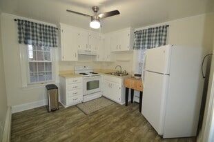 Charming white kitchen - 468 Spring St
