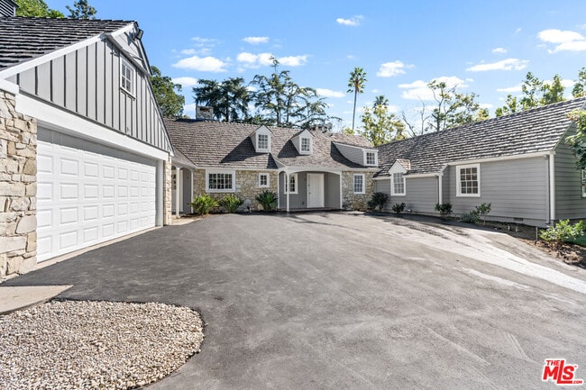 Building Photo - 926 N Alpine Dr