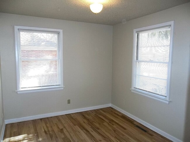 Building Photo - Cozy Bungalow Living Close to It All — Move In and Save $500!