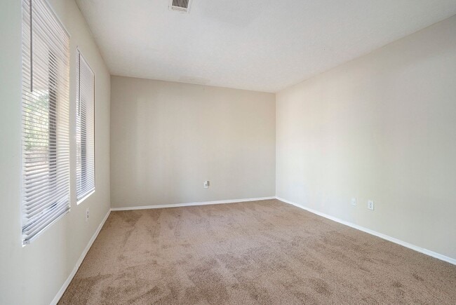 Building Photo - 3 Bedroom 2 Bath Home