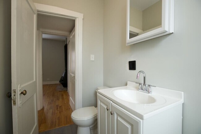 Building Photo - 3722 N Pine Grove Ave