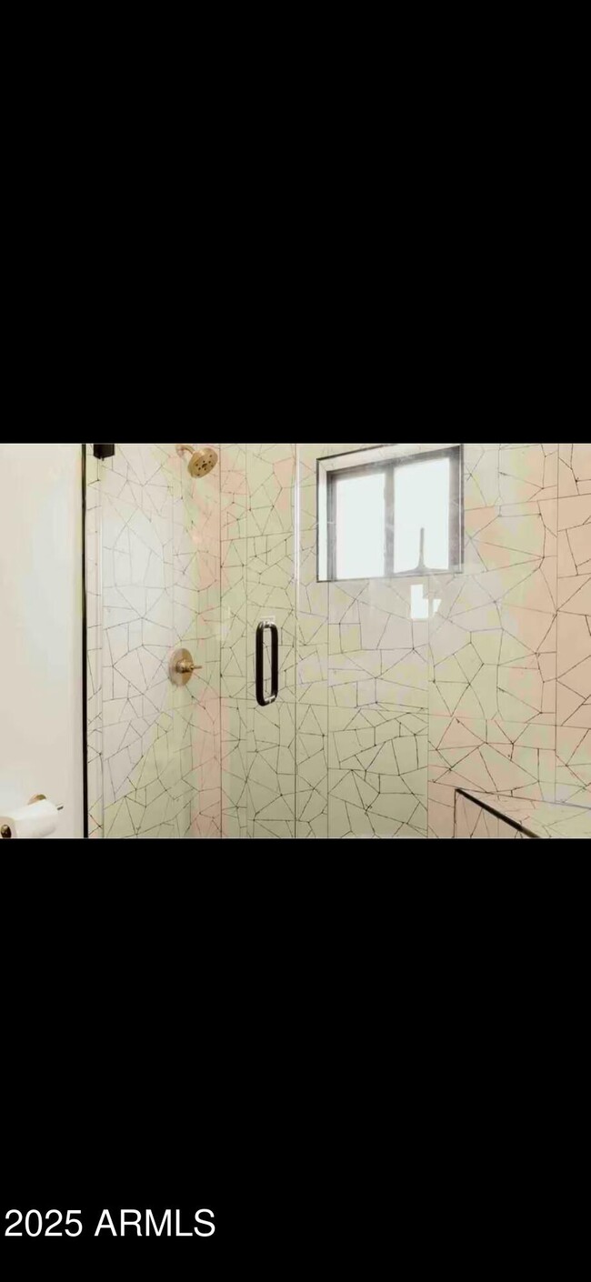 Building Photo - 1055 E Whitton Ave