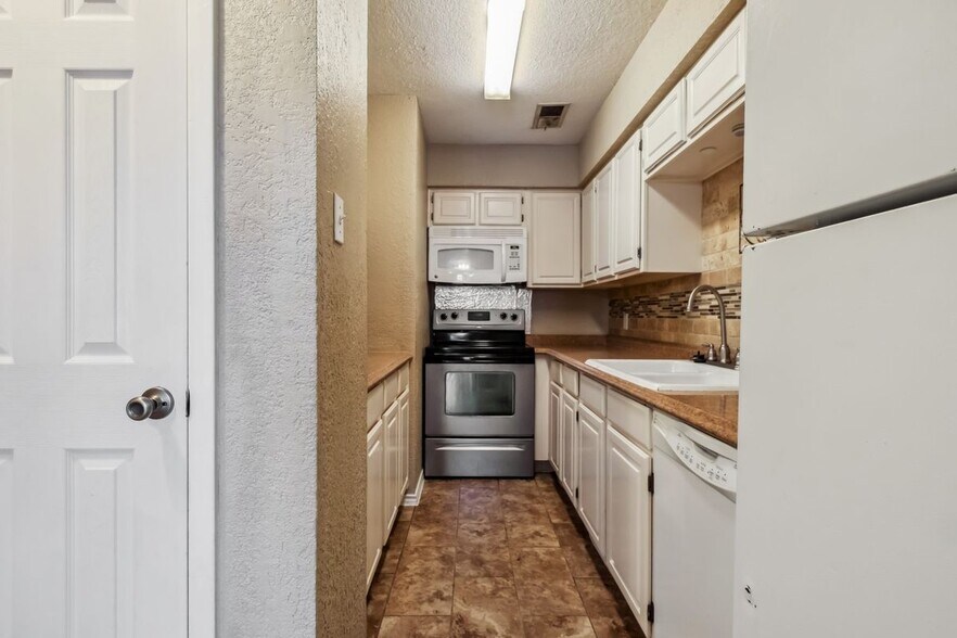 Building Photo - 1608 Pecan Chase Cir