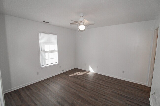 Building Photo - 866 Shaw Rd