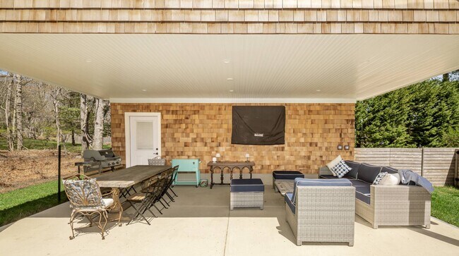 Building Photo - 99 Oak Ln