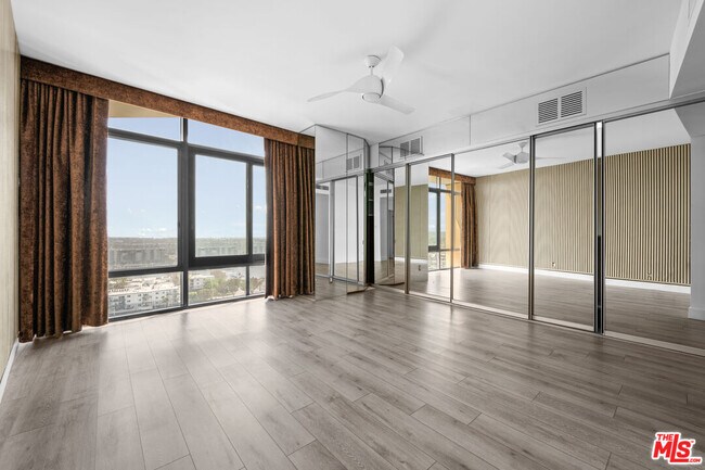 Building Photo - 4267 Marina City Dr