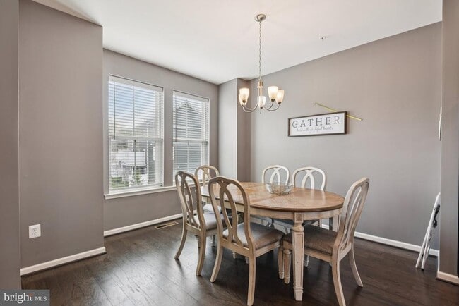 Building Photo - 1306 Hawk Hollow Dr