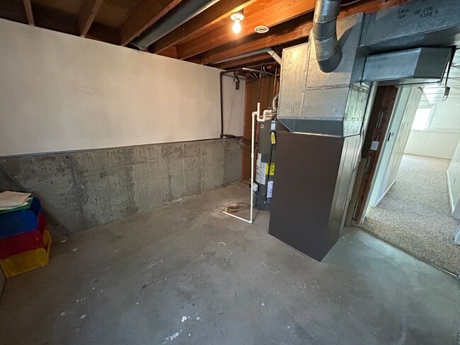 Building Photo - 5 Bed 2 Bath Home with 2 Car Attached Garage in Quiet Nice Neighborhood.