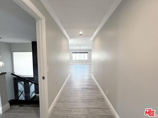 Building Photo - 10758 Cozycroft Ave