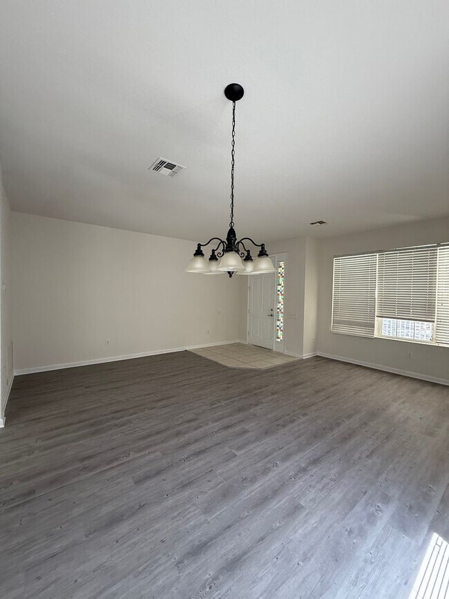 Building Photo - Come View This Amazing 3 Bed 2 Bath Single...