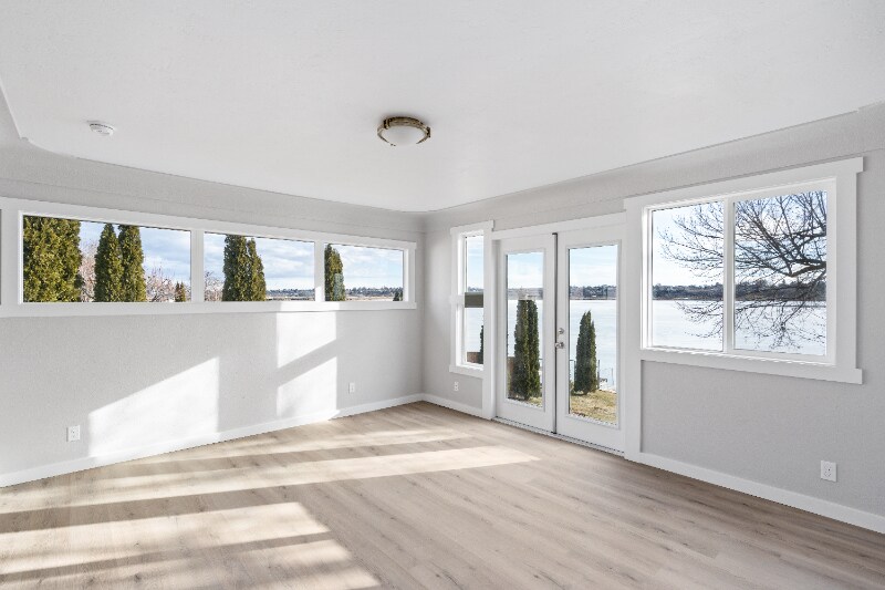 Building Photo - 3013 W Lakeside Dr