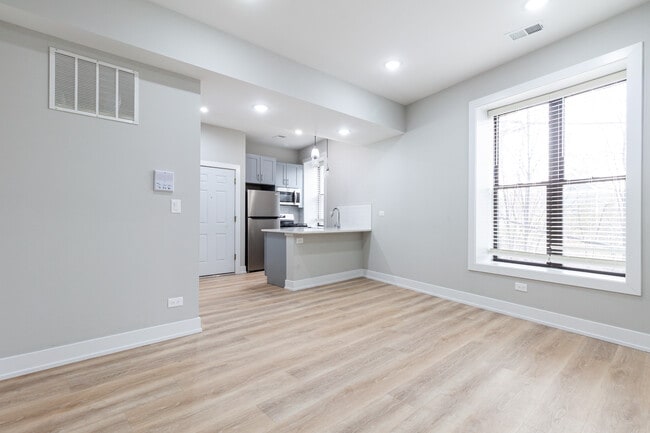 Building Photo - 437 W Belden Ave