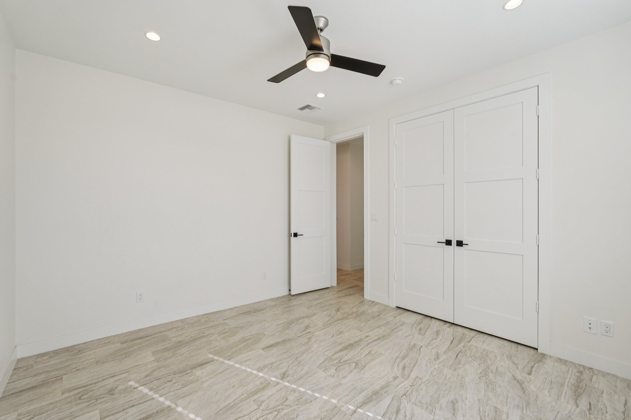 Building Photo - 910 E Roma Ave