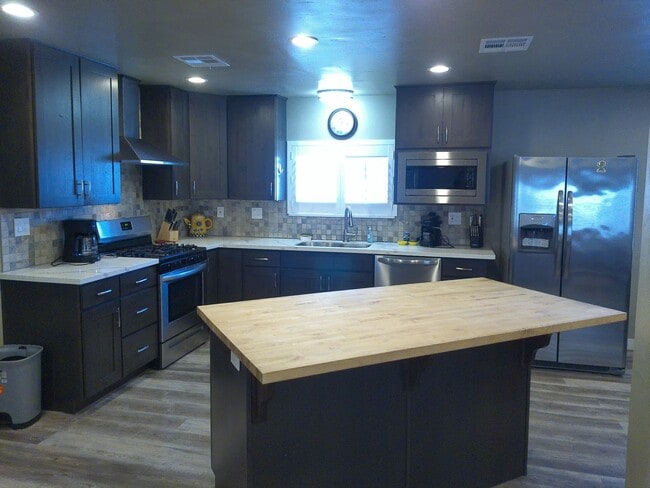 Building Photo - Spacious 4 bedroom 2 bath Double wide Available short term or long term