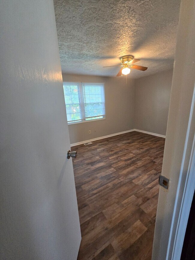 Building Photo - Beautiful 3 Bedroom with Bonus Room in Dec...
