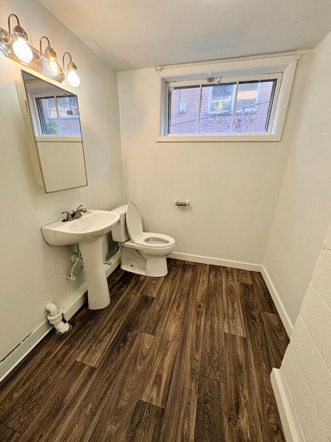 Building Photo - 5 Bed/1.5 Bath Beacon Hill Home with Gorgeous Views!