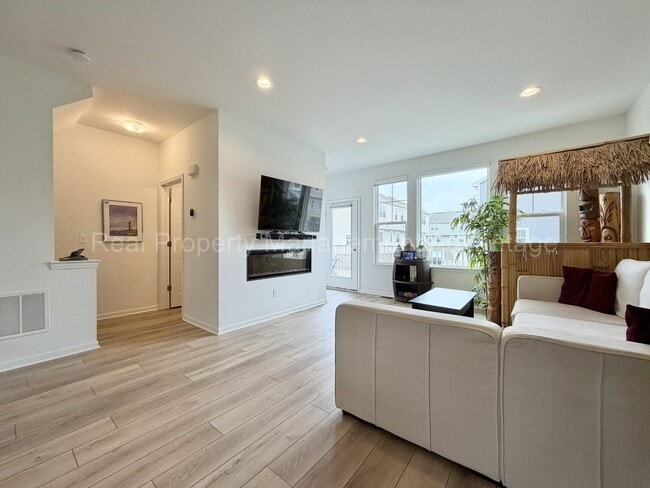 Building Photo - Modern 2020 Built Townhome Just Steps from Downtown Ferndale!