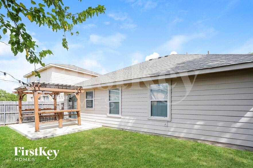 Building Photo - 10141 Chapel Ridge Dr