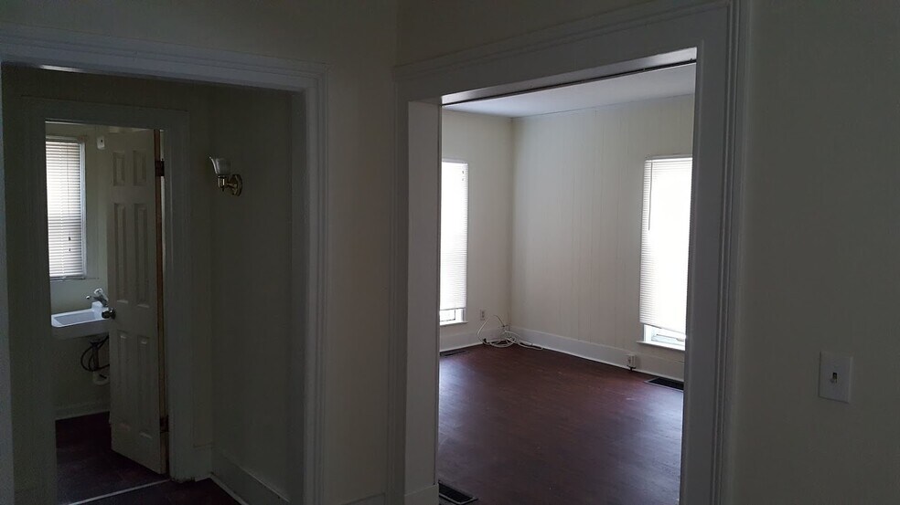 Building Photo - 506 N Sycamore St