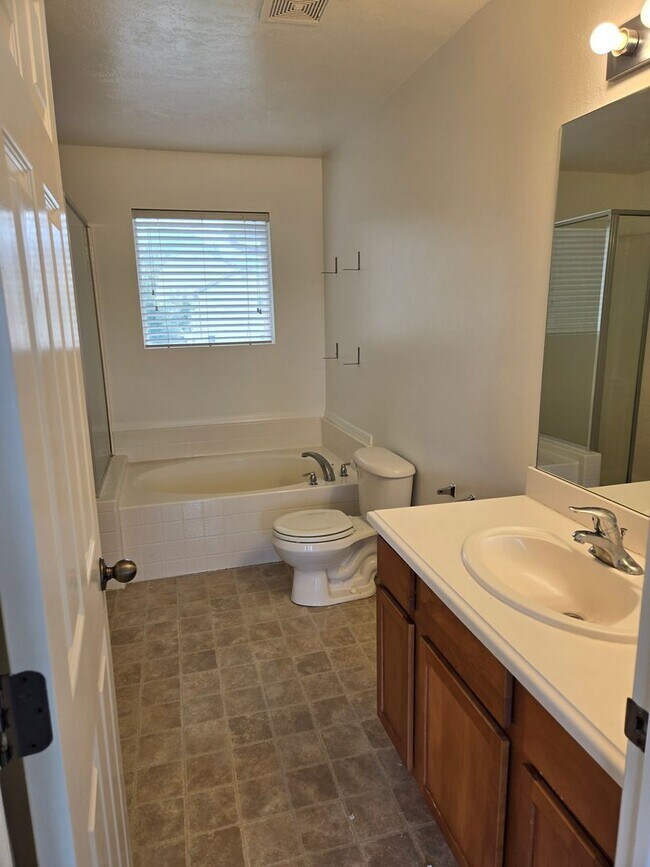 Building Photo - Beautiful 4 Bed, 2.5 Bath Townhome in Prim...