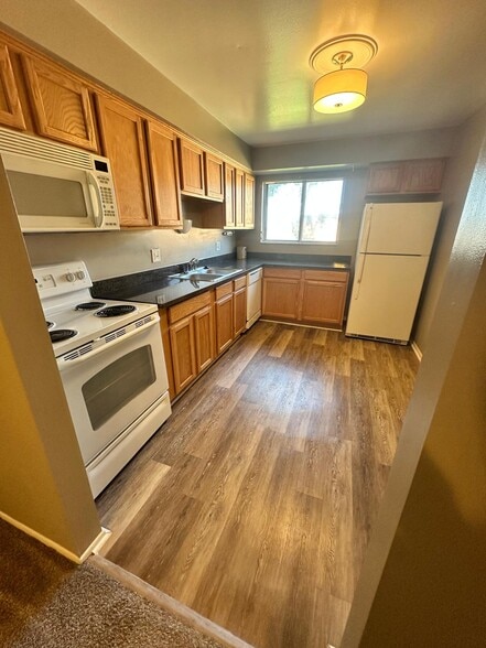 Building Photo - 1840 Axtell Dr