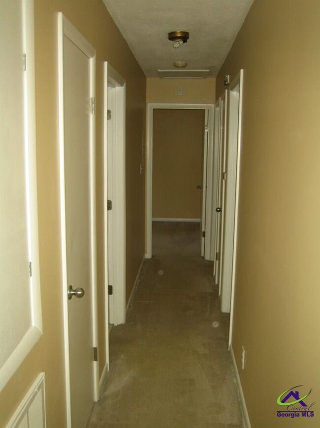 Building Photo - 5 Hampton Square