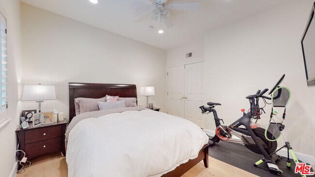 Building Photo - 4950 Densmore Ave